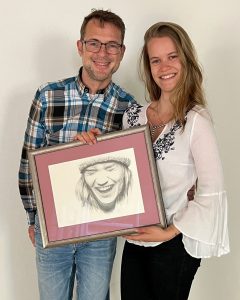 Foto von Jo und ihrer Auftragszeichnung