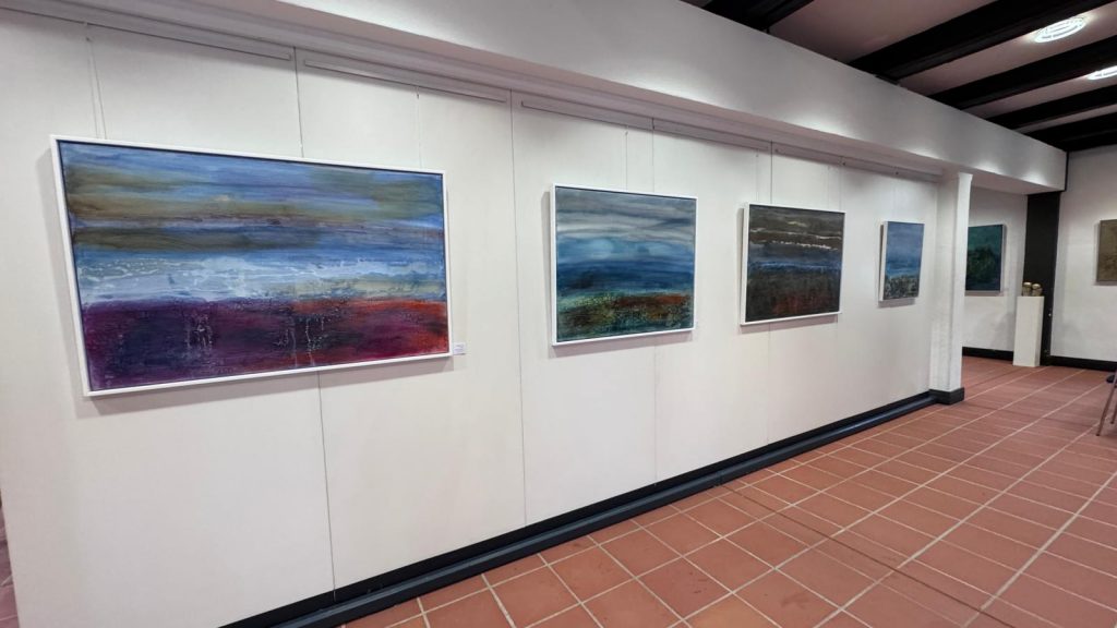 Ausstellungsansicht Manuela Mordhorst – Vernissage ‚Erinnerungsfragmente‘ im Kunstverein Wunstorf