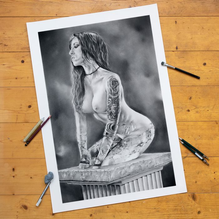 Hera Realistische Bleistiftzeichnung einer Frau, die sich in Marmor verwandelt – moderne Aktkunst mit emotionaler Tiefe.