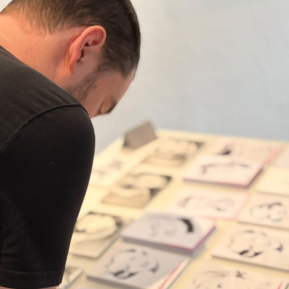 Besucher vor einer Bleistiftzeichnung aus der Stars & Stripes Ausstellung