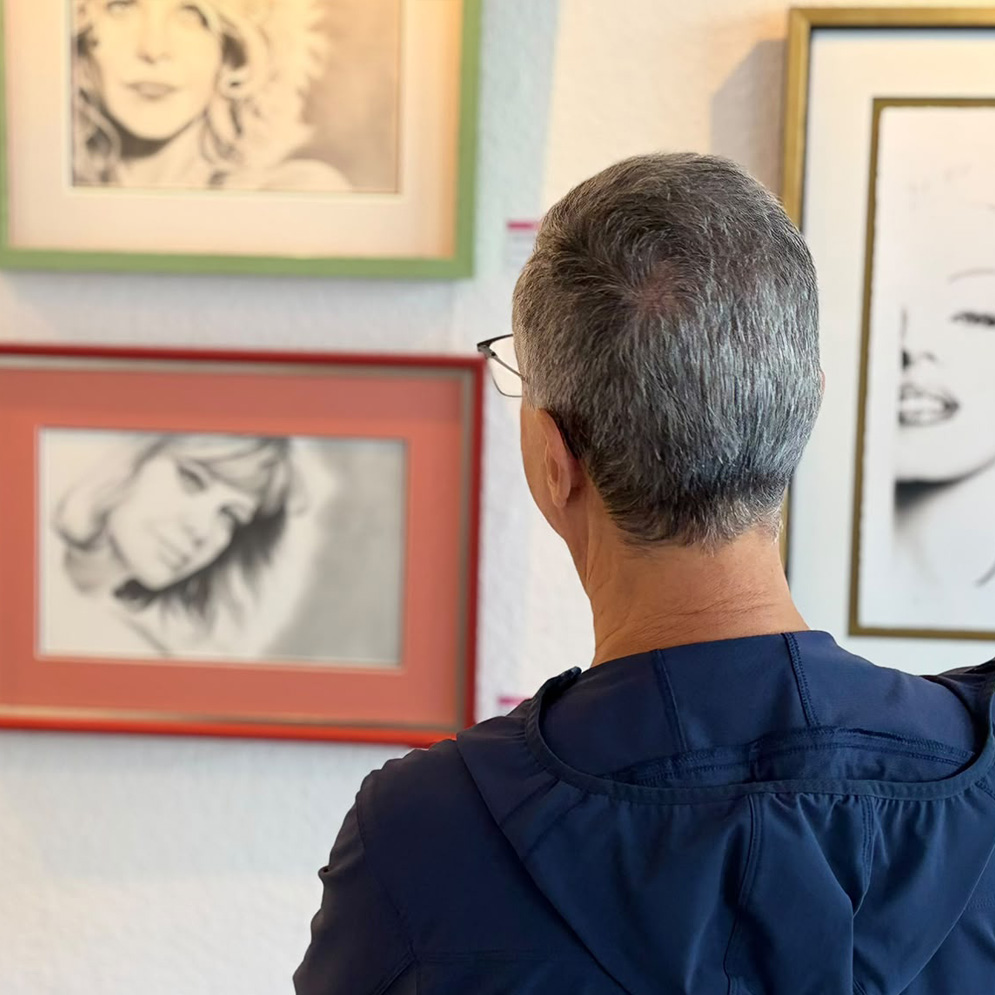 Besucher vor einer Bleistiftzeichnung von Dirk Richter bei der Vernissage